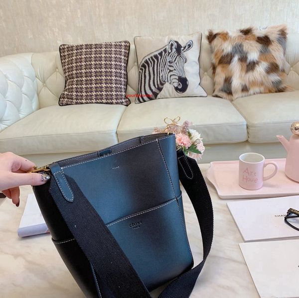 роскошная кожаная цепочка crossbody сумка и женская сумка messenger кожаная цепочка сцепления гарантия качества - 1822
роскошная кожаная цепочка crossbody сумка и женская сумка messenger кожаная цепочка сцепления гарантия качества - 1822