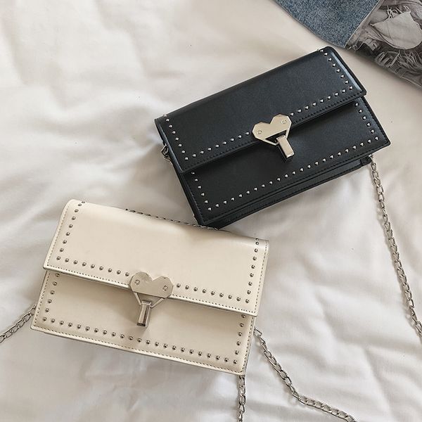 2019 new messenger bag simple tide shoulder lock small square bag retro chain peach heart lock foreign gas
2019 new messenger bag simple tide shoulder lock small square bag retro chain peach heart lock foreign gas