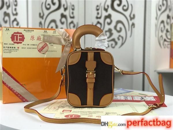 2019 spring and summer show fashion handbag, retro charm, skillful use of handle, shoulder strap and chain
2019 spring and summer show fashion handbag, retro charm, skillful use of handle, shoulder strap and chain