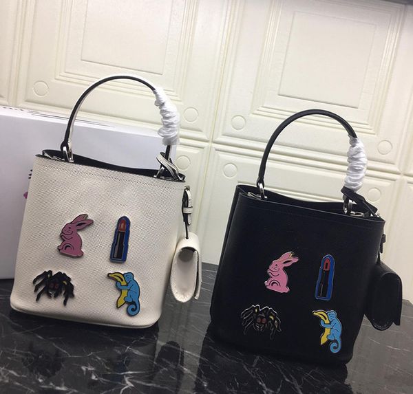 2019 classic mini doll designer small tote bags leisure magnetic snap-fit central pocket water barrel bag real cortex quality 1ba217
2019 classic mini doll designer small tote bags leisure magnetic snap-fit central pocket water barrel bag real cortex quality 1ba217