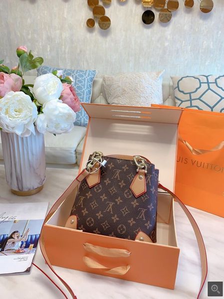 handbag fashion lady shoulder bag diagonal bag large capacity travel outdoor lightweight wallet 33cm high quality
handbag fashion lady shoulder bag diagonal bag large capacity travel outdoor lightweight wallet 33cm high quality