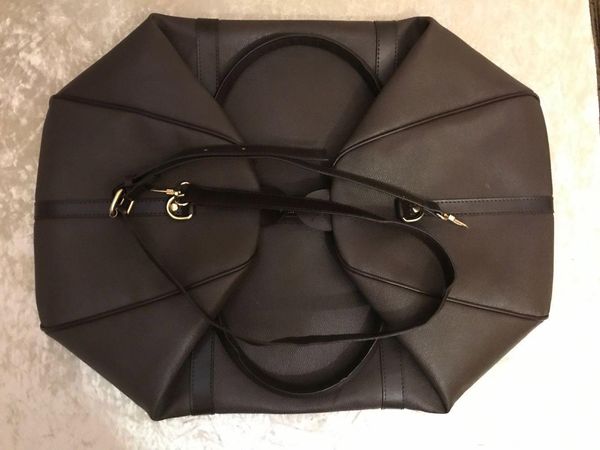 2020 three sizes are optional.general purpose travel bag, with shoulder straps, fashion classic, recommended by shopkeeper
2020 three sizes are optional.general purpose travel bag, with shoulder straps, fashion classic, recommended by shopkeeper