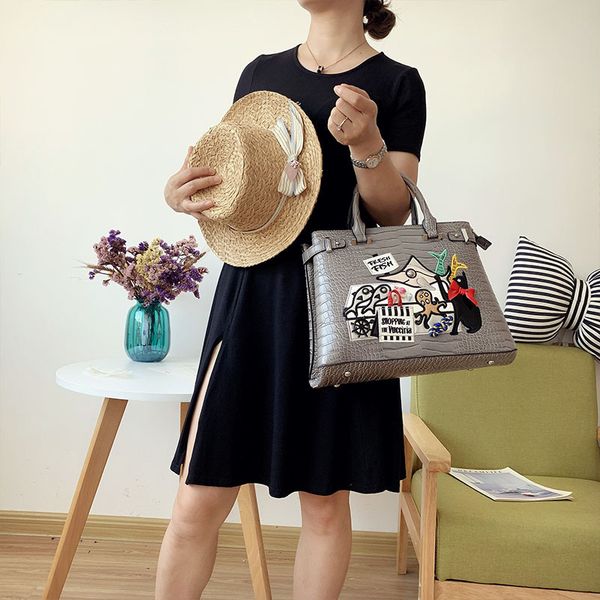 europe embroidered handbags 2020 new crocodile cartoon cute women bags fashion messenger bags women shoulder tote
europe embroidered handbags 2020 new crocodile cartoon cute women bags fashion messenger bags women shoulder tote