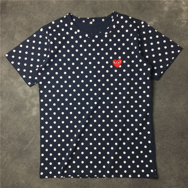 Горячая с коротким рукавом Red Heart Мужская тенниска волновой точки Printed тройники Красное сердце вышивки Tshirt CDG Мужчины Женщины моды полосатая рубашка
Горячая с коротким рукавом Red Heart Мужская тенниска волновой точки Printed тройники Красное сердце вышивки Tshirt CDG Мужчины Женщины моды полосатая рубашка