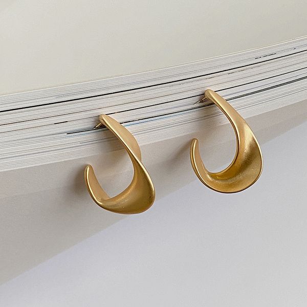 minimalist c shape bright matte gold color flip metal thick hoops earrings for women bohemia round circle twisty earrings, Golden;silver
minimalist c shape bright matte gold color flip metal thick hoops earrings for women bohemia round circle twisty earrings, Golden;silver