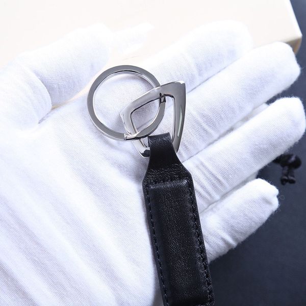 keychain key chain leather with 316l stainless steel keychain gift for men with box size:9*2.5cm, Silver
keychain key chain leather with 316l stainless steel keychain gift for men with box size:9*2.5cm, Silver