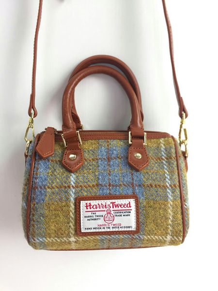 ladies fashion 100% pure wool hand bags genuine leather handbags square lattice small messenger bags 20*13*10(cm
ladies fashion 100% pure wool hand bags genuine leather handbags square lattice small messenger bags 20*13*10(cm