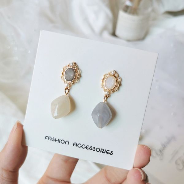 s925 silver needle french gentle beautiful resin earrings retro style pearl pattern temperament female earrings ear clip
s925 silver needle french gentle beautiful resin earrings retro style pearl pattern temperament female earrings ear clip
