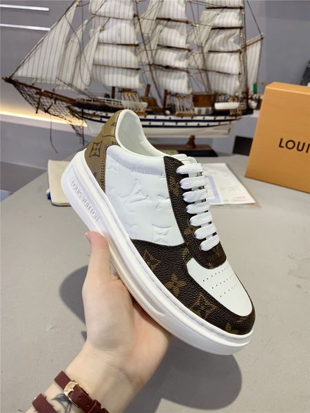 2020 new mo1 high-quality women's casual sports shoes leather shoes couple models, fashionable wild flat shoes, box number 35-45
2020 new mo1 high-quality women's casual sports shoes leather shoes couple models, fashionable wild flat shoes, box number 35-45