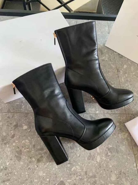 women's winter luxury boots, d brand new designer's boots size 35 to 40 suede leather good quality cowskin, Black
women's winter luxury boots, d brand new designer's boots size 35 to 40 suede leather good quality cowskin, Black