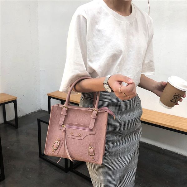 2020 new solid color retro lychee pattern soft leather ladies handbag shoulder small square buns mother bag
2020 new solid color retro lychee pattern soft leather ladies handbag shoulder small square buns mother bag