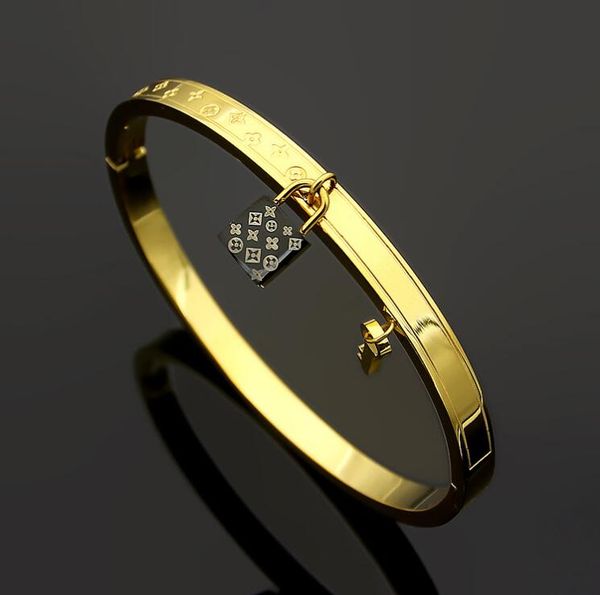 Высочайшее Качество 316L Titanium Steel V Стили Браслеты Розовое Золото Серебро золото Подарки Браслет Женщины и Мужчины Известный бренд, ювелирные изделия
Высочайшее Качество 316L Titanium Steel V Стили Браслеты Розовое Золото Серебро золото Подарки Браслет Женщины и Мужчины Известный бренд, ювелирные изделия