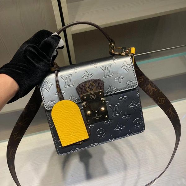 new women's one-shoulder bag 7a high-end custom quality diagonal cross bag fashion style gold metal accessories with detachable 1 long
new women's one-shoulder bag 7a high-end custom quality diagonal cross bag fashion style gold metal accessories with detachable 1 long