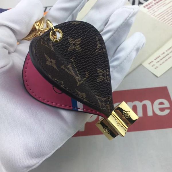 louis vuitton keychain дизайнерская оригинальная коробка роскошный багаж брелок дизайнерский кошелек подвеска сумка воздушный шар дизайн мод, Silver
louis vuitton keychain дизайнерская оригинальная коробка роскошный багаж брелок дизайнерский кошелек подвеска сумка воздушный шар дизайн мод, Silver