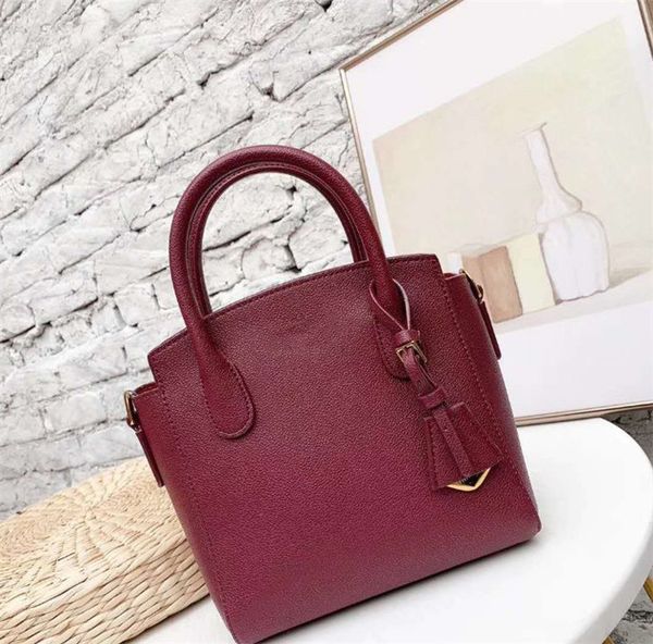 fashion brand designer handbags european and american retro clamshell tag decoration ladies shoulder diagonal bag
fashion brand designer handbags european and american retro clamshell tag decoration ladies shoulder diagonal bag