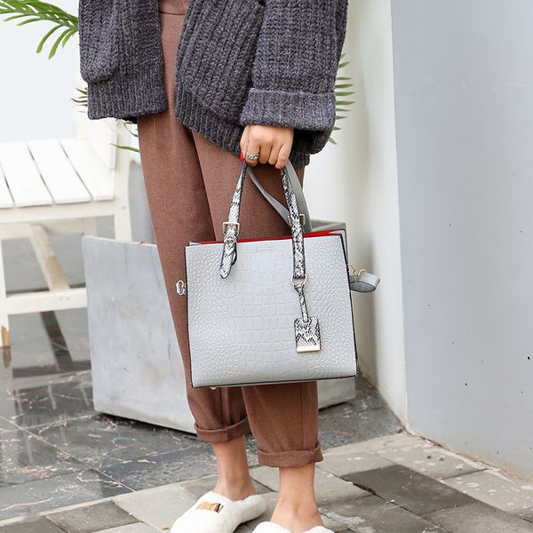 2019 new factory direct womenbag noble goddess shoulder bag diagonal pack a crocodile
2019 new factory direct womenbag noble goddess shoulder bag diagonal pack a crocodile