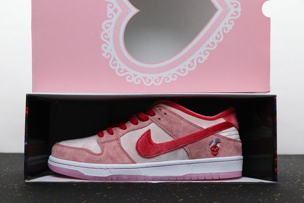Новый роскошный дизайнер SB Dunk Strangelove CT2552-800 бархатные кроссовки Мужчины Женщины низкий День Святого Валентина белый розовый Повседневная обувь для бега с коробкой
Новый роскошный дизайнер SB Dunk Strangelove CT2552-800 бархатные кроссовки Мужчины Женщины низкий День Святого Валентина белый розовый Повседневная обувь для бега с коробкой