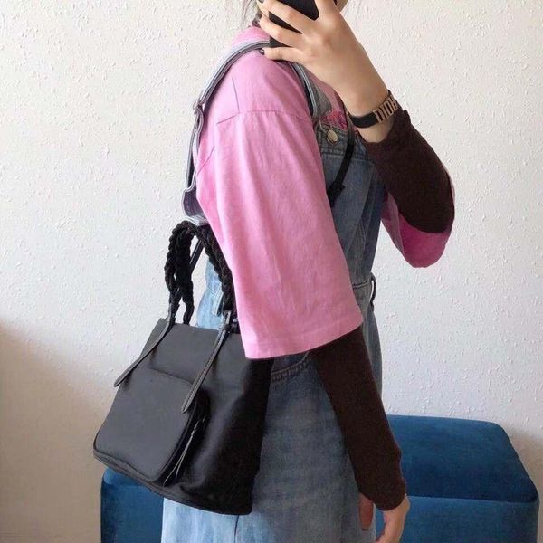 2020 new ladies canvas handbag designer nylon handle woven handbag fashion casual style five-star quality with long shoulder strap
2020 new ladies canvas handbag designer nylon handle woven handbag fashion casual style five-star quality with long shoulder strap