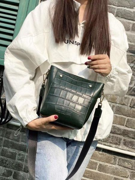 кожа женщин мешок 2020 новый широкий плечевой ремень крокодил pattern bucket bag мода плеча
кожа женщин мешок 2020 новый широкий плечевой ремень крокодил pattern bucket bag мода плеча