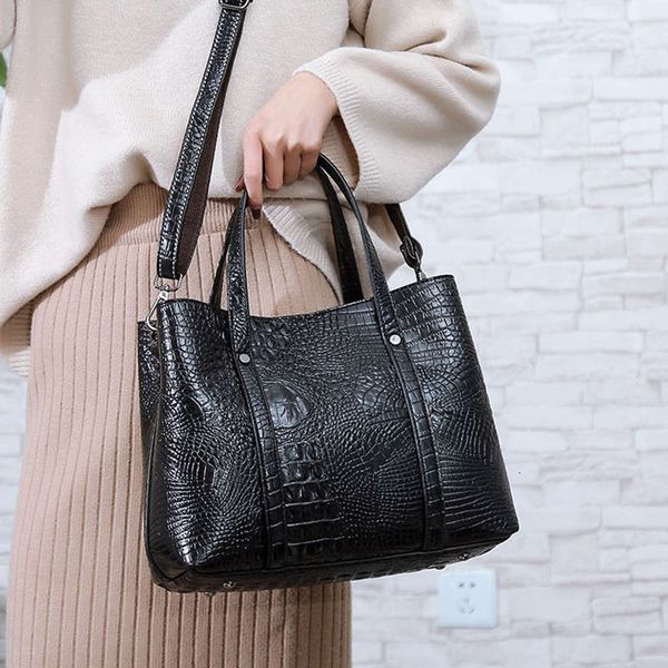 luxury alligator women handbag classic crocodile pattern embossed leather crossbody bag female large casual totes handle bag
luxury alligator women handbag classic crocodile pattern embossed leather crossbody bag female large casual totes handle bag