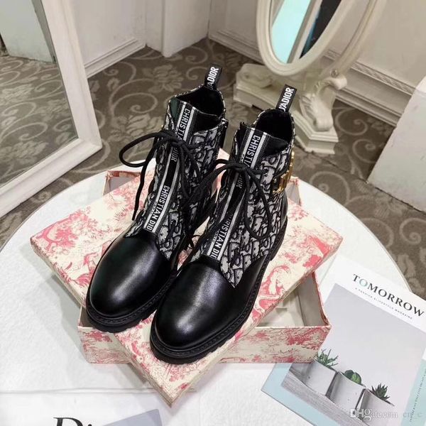 2020w new d autumn and winter letters wild round head leather low heel high boots martin boots women's boots, original box packaging
2020w new d autumn and winter letters wild round head leather low heel high boots martin boots women's boots, original box packaging