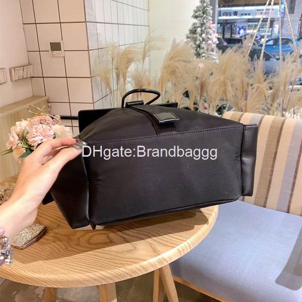 2020 fashion men's shoulder bag nylon waterproof fabric hardware sign black large capacity backpack handbag
2020 fashion men's shoulder bag nylon waterproof fabric hardware sign black large capacity backpack handbag