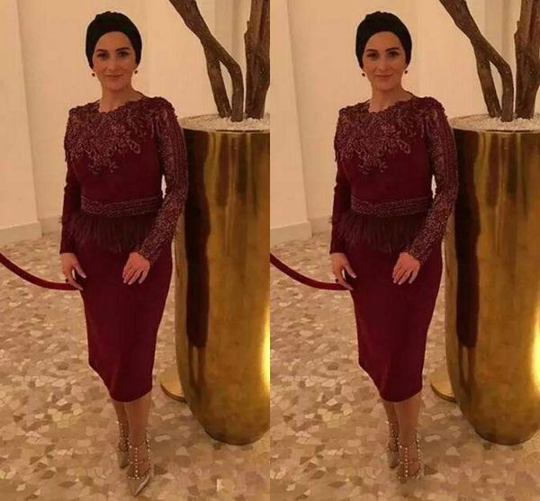 stylish burgundy mother of the bride dresses long sleeve lace applique knee length short mother's evening dresses with feather 2019, Black;red
stylish burgundy mother of the bride dresses long sleeve lace applique knee length short mother's evening dresses with feather 2019, Black;red