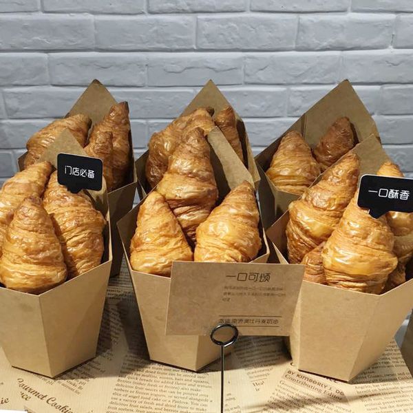 croissant bread kraft paper tray cake french fries disposable take out box with plastic bags snacks dessert packaging boxes
croissant bread kraft paper tray cake french fries disposable take out box with plastic bags snacks dessert packaging boxes