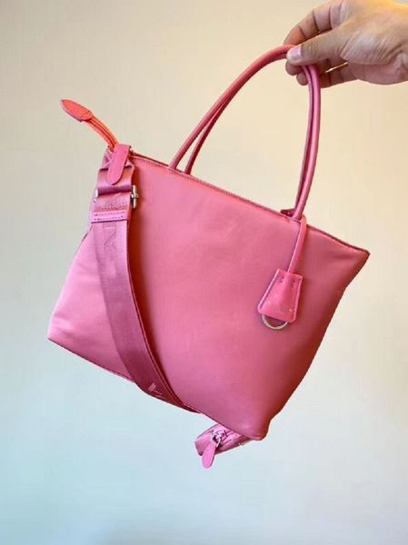 2020 5a famous designer luxury shopping bag sportstyle bag is made of imported parachute material and fabric size: 32 * 32 * 12.5cm
2020 5a famous designer luxury shopping bag sportstyle bag is made of imported parachute material and fabric size: 32 * 32 * 12.5cm