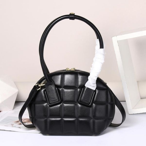 selling 2020 fashion designer lady handbag leather shell bag leather shoulder bag tote bag size: 24 * 11 * 21cm
selling 2020 fashion designer lady handbag leather shell bag leather shoulder bag tote bag size: 24 * 11 * 21cm
