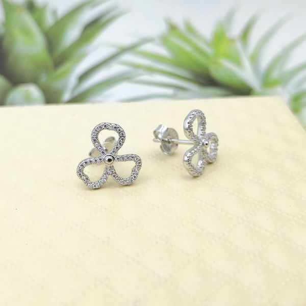 european and american classic lady sterling silver plated platinum plant flowers studded white zircon earrings for couples anniversary gift, Golden;silver
european and american classic lady sterling silver plated platinum plant flowers studded white zircon earrings for couples anniversary gift, Golden;silver