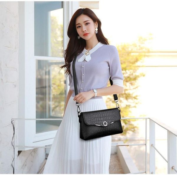 2020 new crocodile pattern female bag korean version shoulder bag fashion messenger casual luxury designer handbag
2020 new crocodile pattern female bag korean version shoulder bag fashion messenger casual luxury designer handbag