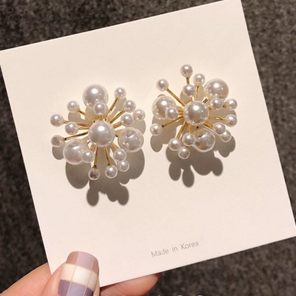 aomu 2019 new design gold metal line big and small pearl flower fireworks patchwork big earrings for women girl party gift, Golden;silver
aomu 2019 new design gold metal line big and small pearl flower fireworks patchwork big earrings for women girl party gift, Golden;silver