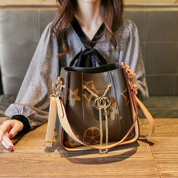2020 luxury classic pattern flap chain bag oil wax real leather shoulder handbag designer bags crossbody
2020 luxury classic pattern flap chain bag oil wax real leather shoulder handbag designer bags crossbody