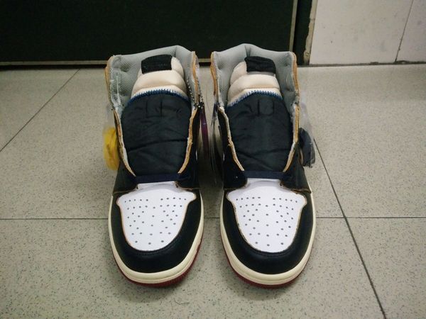 retro 1 high basketball shoes man sneakers shoes un black bv1300-106 have large size 12-13 with double box
retro 1 high basketball shoes man sneakers shoes un black bv1300-106 have large size 12-13 with double box