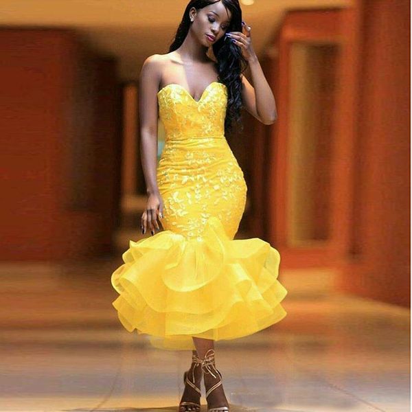 Sexy Yellow Cocktail Dresses Sweetheart Lace Applique Tea Length Ruffles Skirt Evening Dresses African Girl Prom Gowns
Sexy Yellow Cocktail Dresses Sweetheart Lace Applique Tea Length Ruffles Skirt Evening Dresses African Girl Prom Gowns