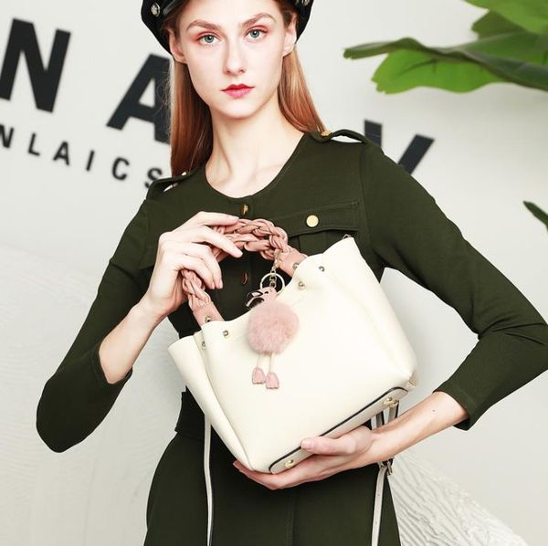 european and american trendy leather ladies handbag 2020 new casual leather crossbody shoulder bag retro fashion leather female bag
european and american trendy leather ladies handbag 2020 new casual leather crossbody shoulder bag retro fashion leather female bag