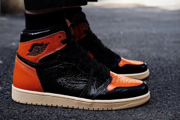 2019 released authentic 1 retro high og shattered backboard 3.0 black/pale vanilla-starfish basketball shoes for men sneakers 555088-028
2019 released authentic 1 retro high og shattered backboard 3.0 black/pale vanilla-starfish basketball shoes for men sneakers 555088-028