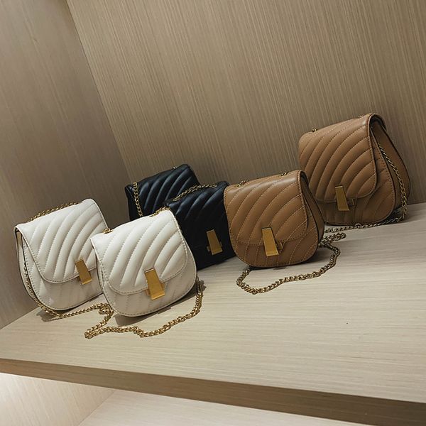 2019 new pattern concise korean chain fashion saddle package texture joker leisure time single shoulder package
2019 new pattern concise korean chain fashion saddle package texture joker leisure time single shoulder package