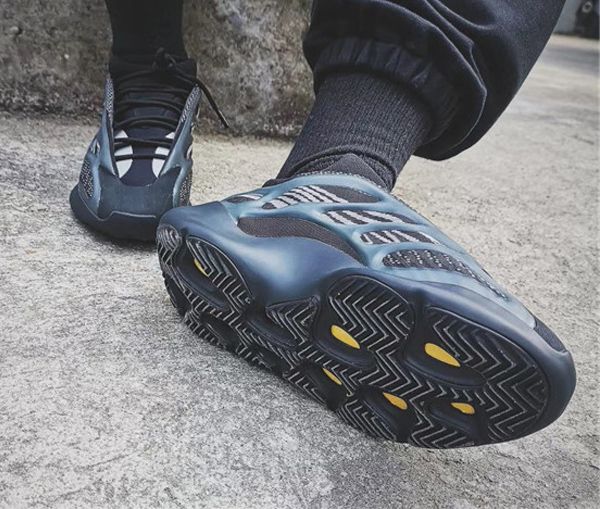 early spring new release azael 700 v3 black designer shoes for sale glows in the dark kanye west men womens running shoes
early spring new release azael 700 v3 black designer shoes for sale glows in the dark kanye west men womens running shoes