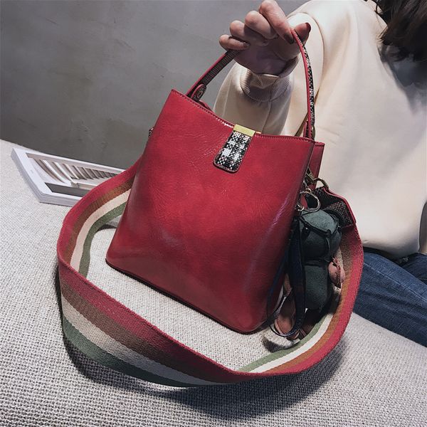 2020 new oil wax leather wild wide shoulder strap fashion women's single shoulder diagonal bucket bag lady bag
2020 new oil wax leather wild wide shoulder strap fashion women's single shoulder diagonal bucket bag lady bag