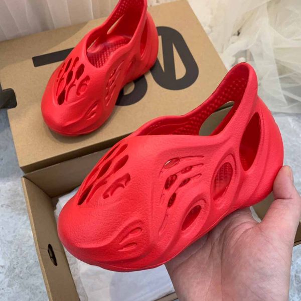 children designer sandals boys and girls novel casual shoes kids brand solid color hole flat heel sandals fashion new style 2020, Black;red
children designer sandals boys and girls novel casual shoes kids brand solid color hole flat heel sandals fashion new style 2020, Black;red