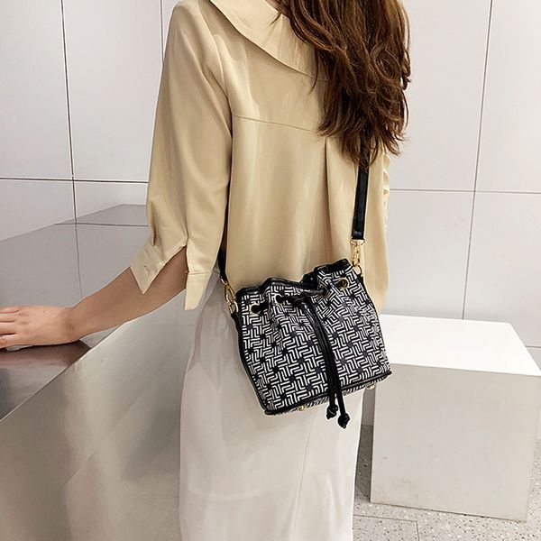 female crossbody bucket bag women 2019 pu leather luxury handbags women bags designer ladies printing shoulder messenger bag
female crossbody bucket bag women 2019 pu leather luxury handbags women bags designer ladies printing shoulder messenger bag