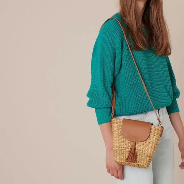 2020 new straw messenger bag female woven literary small trapezoid shoulder handheld wild beach bag
2020 new straw messenger bag female woven literary small trapezoid shoulder handheld wild beach bag