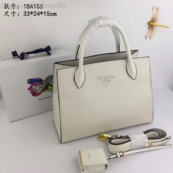 designer bag 2019 early spring new paint solid color letter unique fashion handbag casual atmosphere simple bag female size33*24*15cm
designer bag 2019 early spring new paint solid color letter unique fashion handbag casual atmosphere simple bag female size33*24*15cm