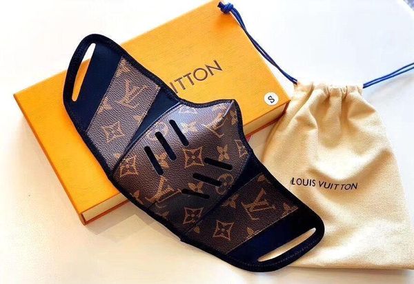 designer masks leather half face kn95 n95 masks love fashion womens mens party mask size s and m with box #3689 saw 
designer masks leather half face kn95 n95 masks love fashion womens mens party mask size s and m with box #3689 saw