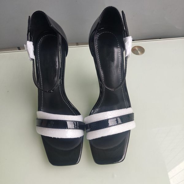 женские европейский классические luxury style сандалии моды тапочки сексуальный sandal алфавитный пятки кожа шитье и изготовление пряжки рем
женские европейский классические luxury style сандалии моды тапочки сексуальный sandal алфавитный пятки кожа шитье и изготовление пряжки рем