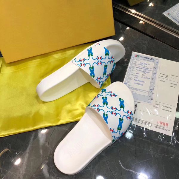 Luxury Designers Slippers White Color Flip Flop Designer Scuffs Men Women Flat Shoes Summer Beach Slippers Genuine Leather Slippers
Luxury Designers Slippers White Color Flip Flop Designer Scuffs Men Women Flat Shoes Summer Beach Slippers Genuine Leather Slippers