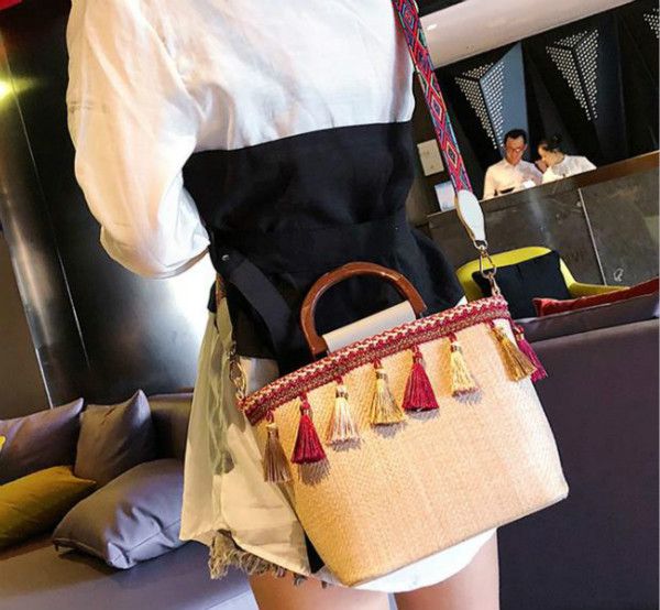 2020 new beach straw bag ethnic style ribbon tassel beach bag stitching contrast color female bag ready to ship
2020 new beach straw bag ethnic style ribbon tassel beach bag stitching contrast color female bag ready to ship