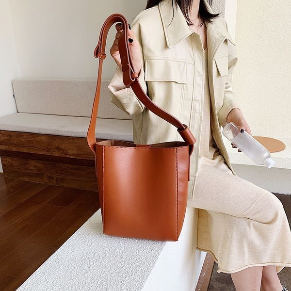 2020 new style wide shoulder strap retro single shoulder sling bucket bag large capacity solid color ladies
2020 new style wide shoulder strap retro single shoulder sling bucket bag large capacity solid color ladies